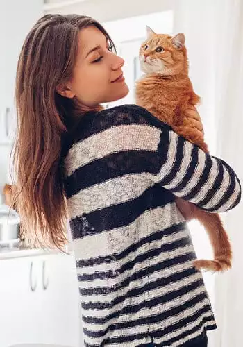 woman-holding-cat
